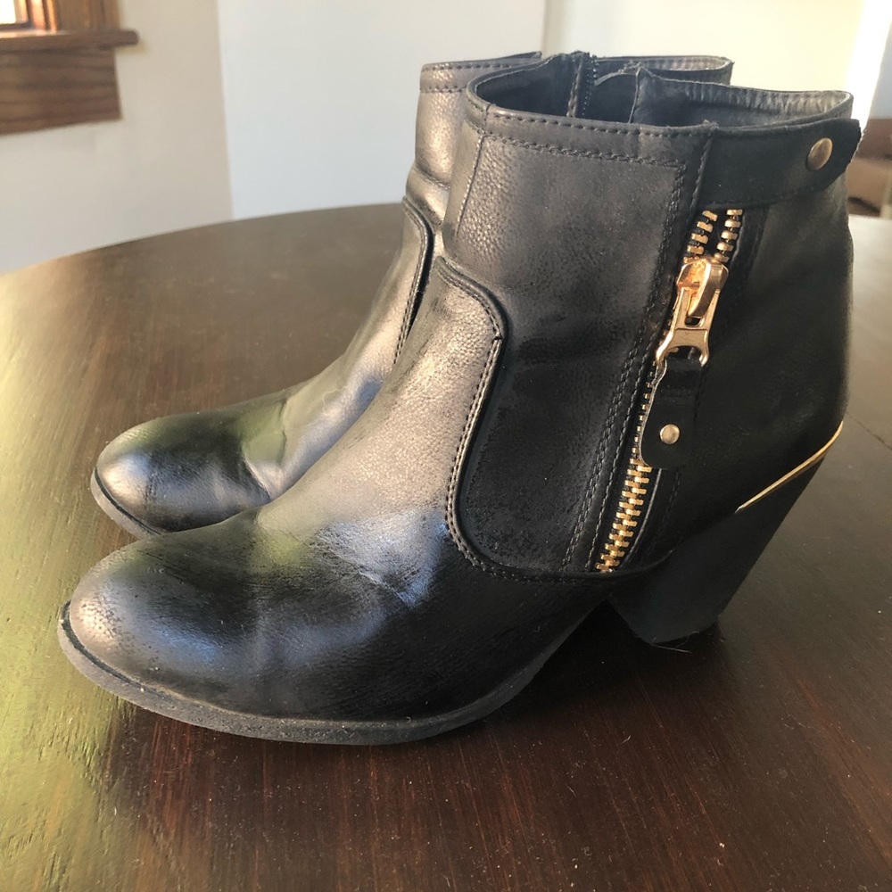 Natural breeze black booties with gold accent